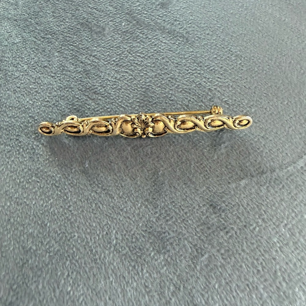 Vintage Sarah Coventry Gold Tone Bar Pin